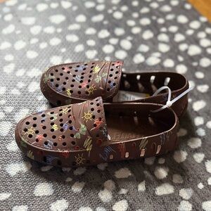 Floafers Brown Beach Patterned Shoes - Size 2 - NWOB